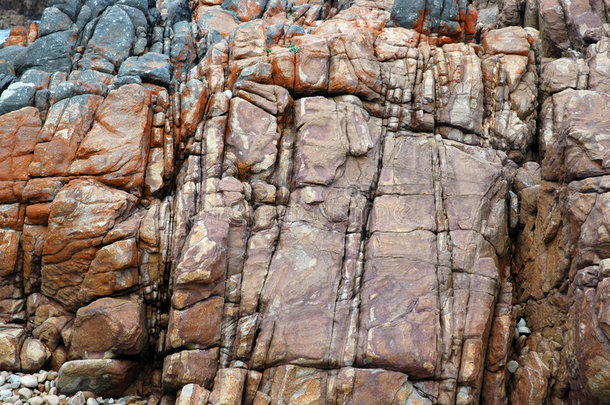 <strong>橙红色</strong>岩壁的沟槽状纹理