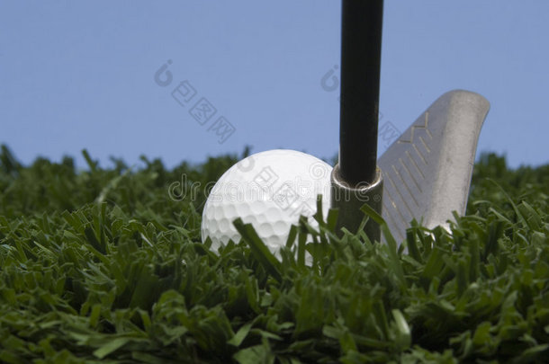 草地上的高尔夫球，蓝天下的高尔夫球杆