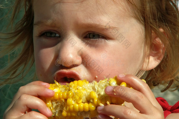 吃玉米棒子的女孩