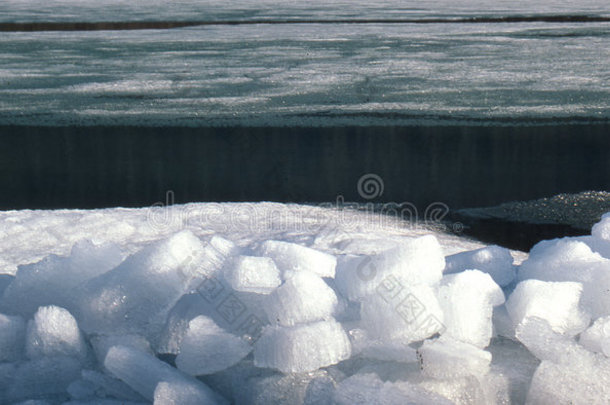 斯瓦提森湖的浮冰