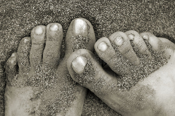 被沙子覆盖的脚