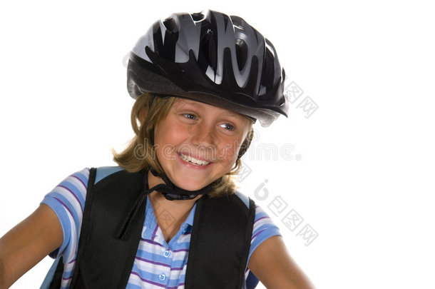 骑自行车上学的女孩