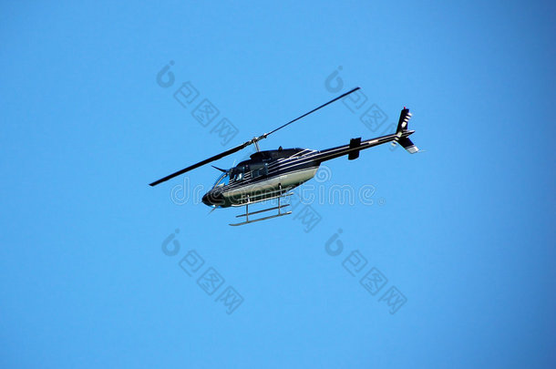 贝尔206直升机在飞