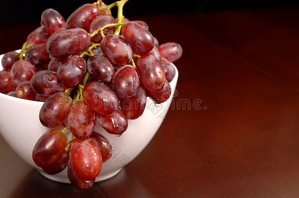 桌子上白色碗里的葡萄