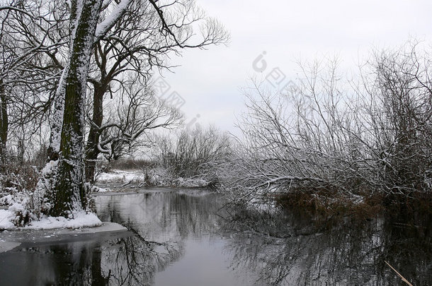 河边的冬天