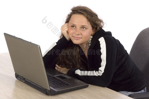 女青少年在笔记本电脑前纳闷