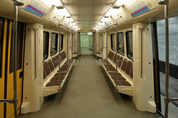 现代地铁车厢内部