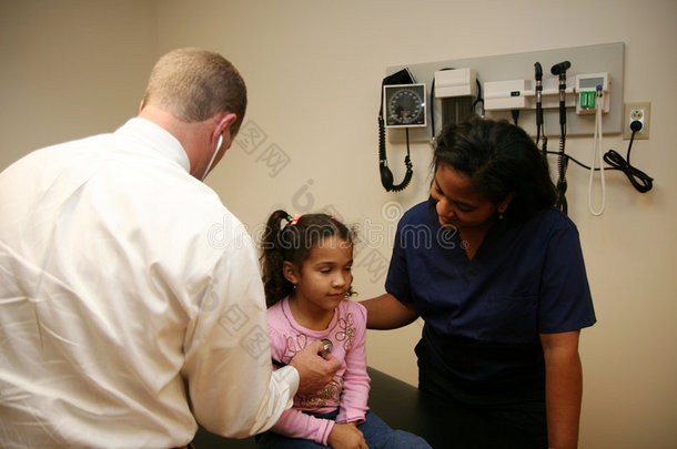 医生和护士检查年轻病人