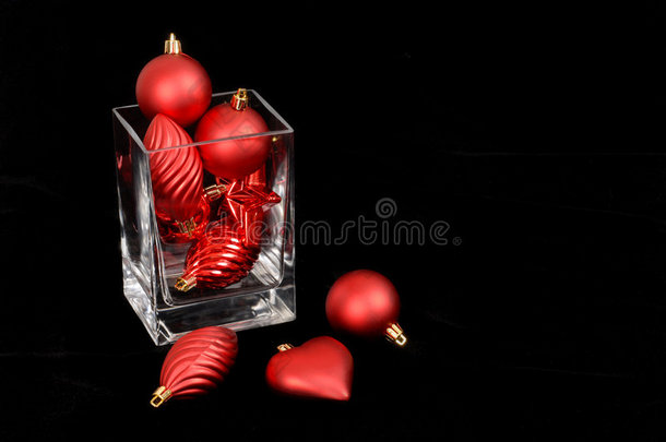 玻璃<strong>花瓶</strong>内及周围的红色圣诞装<strong>饰品</strong>