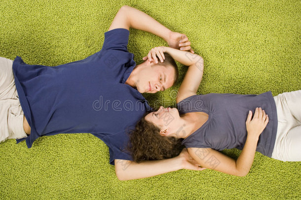 <strong>绿地毯</strong>上的年轻夫妇