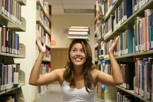 图书馆里的年轻女子
