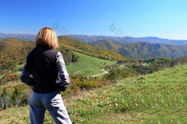 崇山峻岭的女子