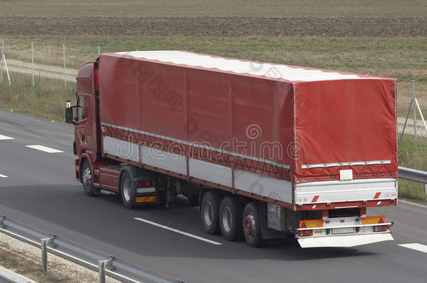 公路上的红色<strong>大卡</strong>车