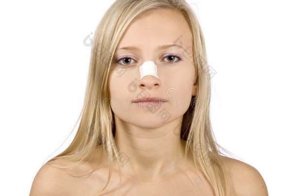 鼻子贴膏药的年轻女子脸