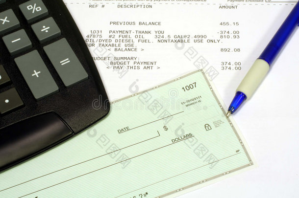 公用事业账单、个人支票和计算器