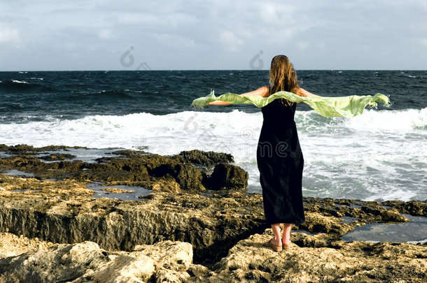 海边的女人，刮<strong>风天</strong>