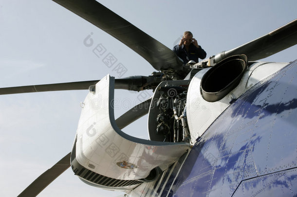 航空机械工程师正在检查直升机发动机