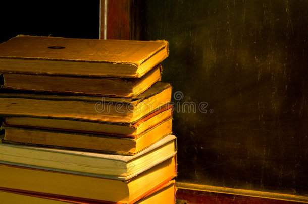 学校旧黑板旁的古董书