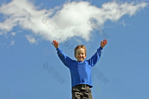 男孩在天空中举起手臂