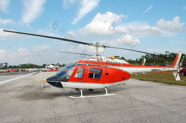 贝尔206直升机在地面