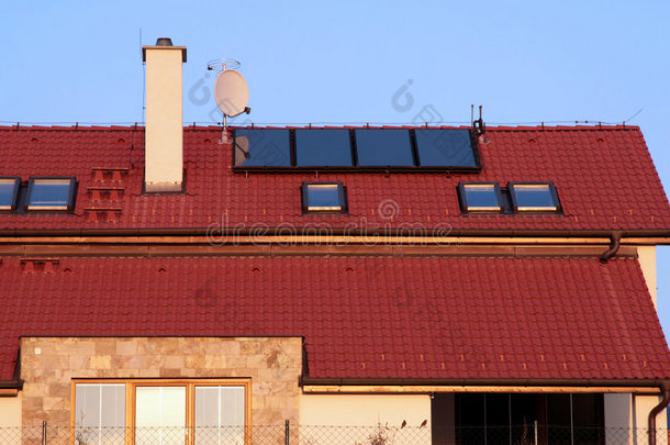 屋顶装有太阳能板的热水房