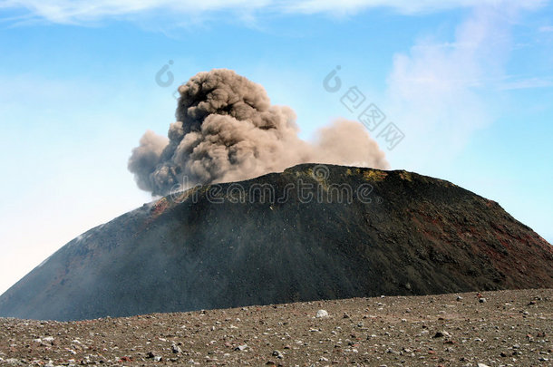 埃特纳火山口白天喷发