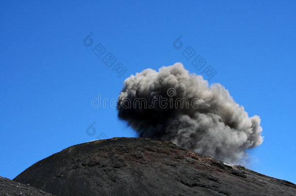 埃特纳火山口白天喷发