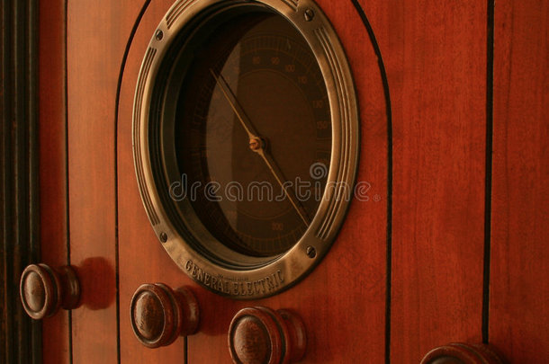 1930年由通用电气制造的这种真空管收音机仍然保持着它的温暖