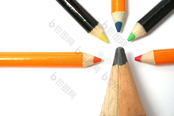 水平放置的大铅笔和五支小彩色铅笔
