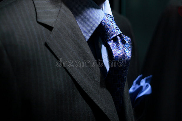 条纹夹克配蓝色衬衫、领带和手帕