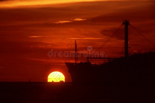 货船和日落。