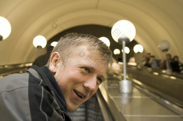莫斯科地铁里的男人