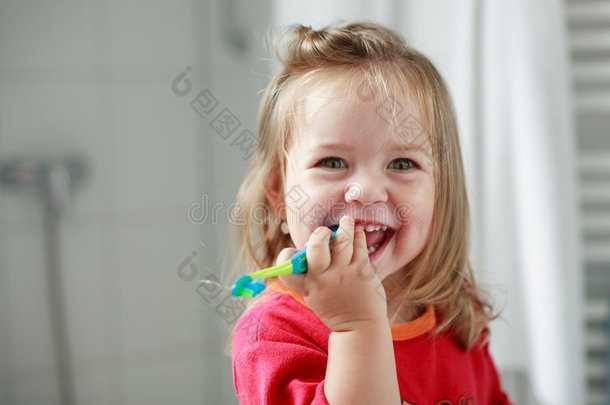 小女孩在刷牙