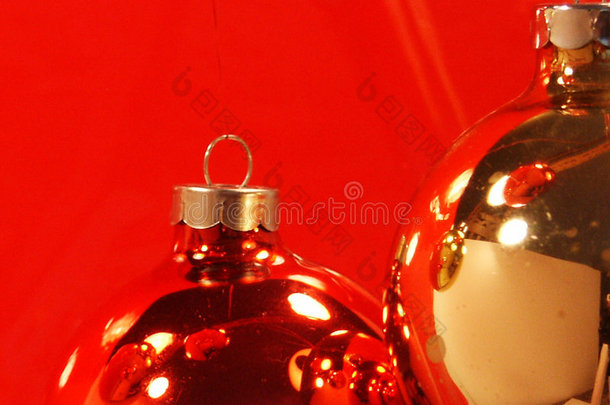 pict 5386红色和金色圣诞饰品，红色背景