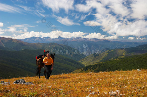 蓝天，群山，人山人海。