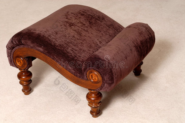 客厅里优雅的棕色搁脚凳