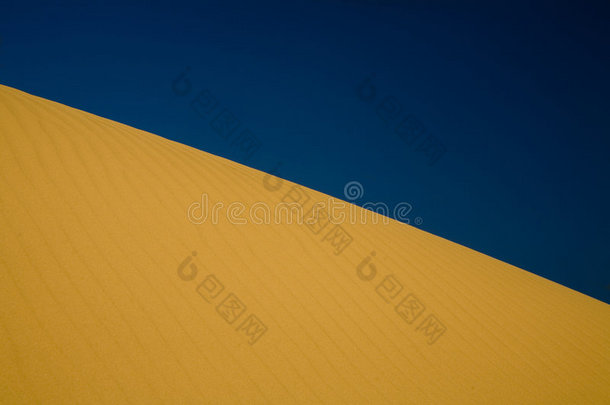 深蓝色天空下的沙子