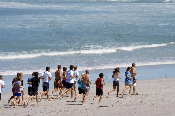 集体海滩跑步