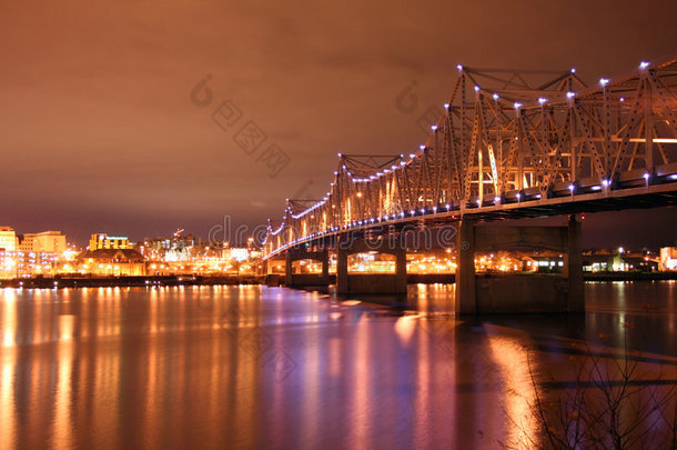 横跨伊利诺伊河的灯饰桥