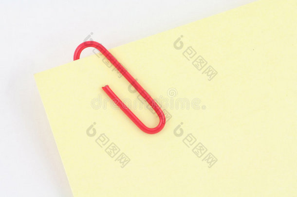 红色回形针配黄色信纸