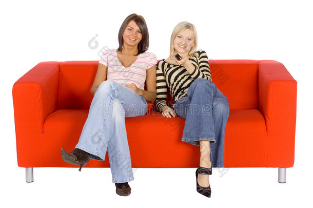 沙发上的两个女人