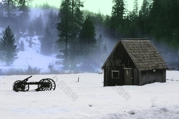 雪地里的谷仓和旧木车