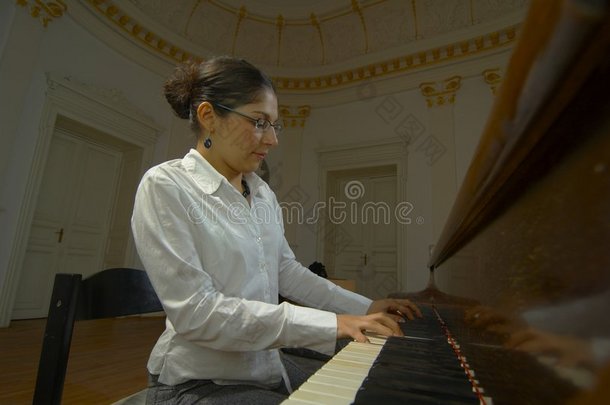 从键盘看钢琴教师演奏