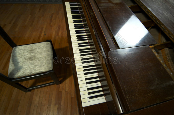 钢琴键盘和椅子