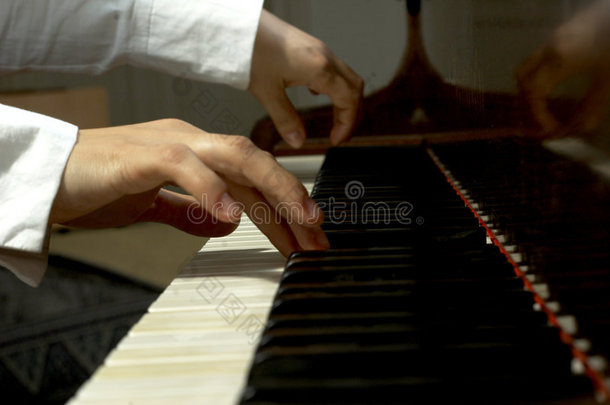 手按钢琴的琴键
