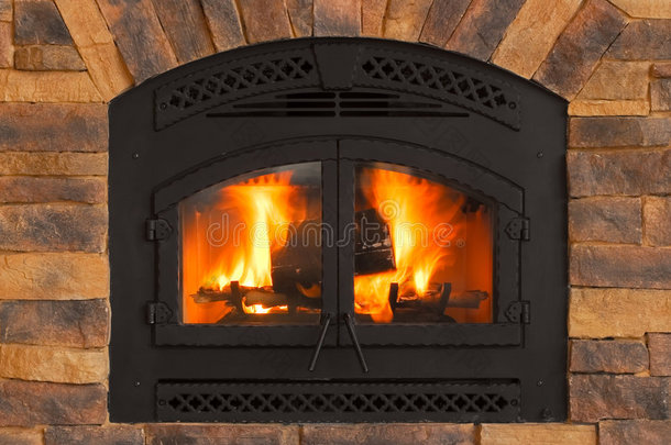 用木头、火焰、灰烬、灰烬和木炭取暖的冬天的火