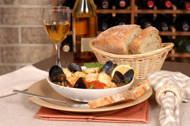 一碗海鲜汤配葡萄酒和面包