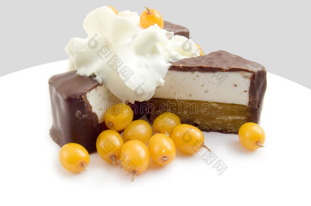 巧克力甜点沙棘果的冰冻浆果和奶油