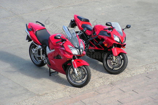 两辆红色漂亮的摩托车。