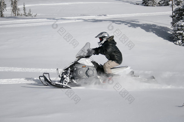 雪地机或雪地摩托骑手1